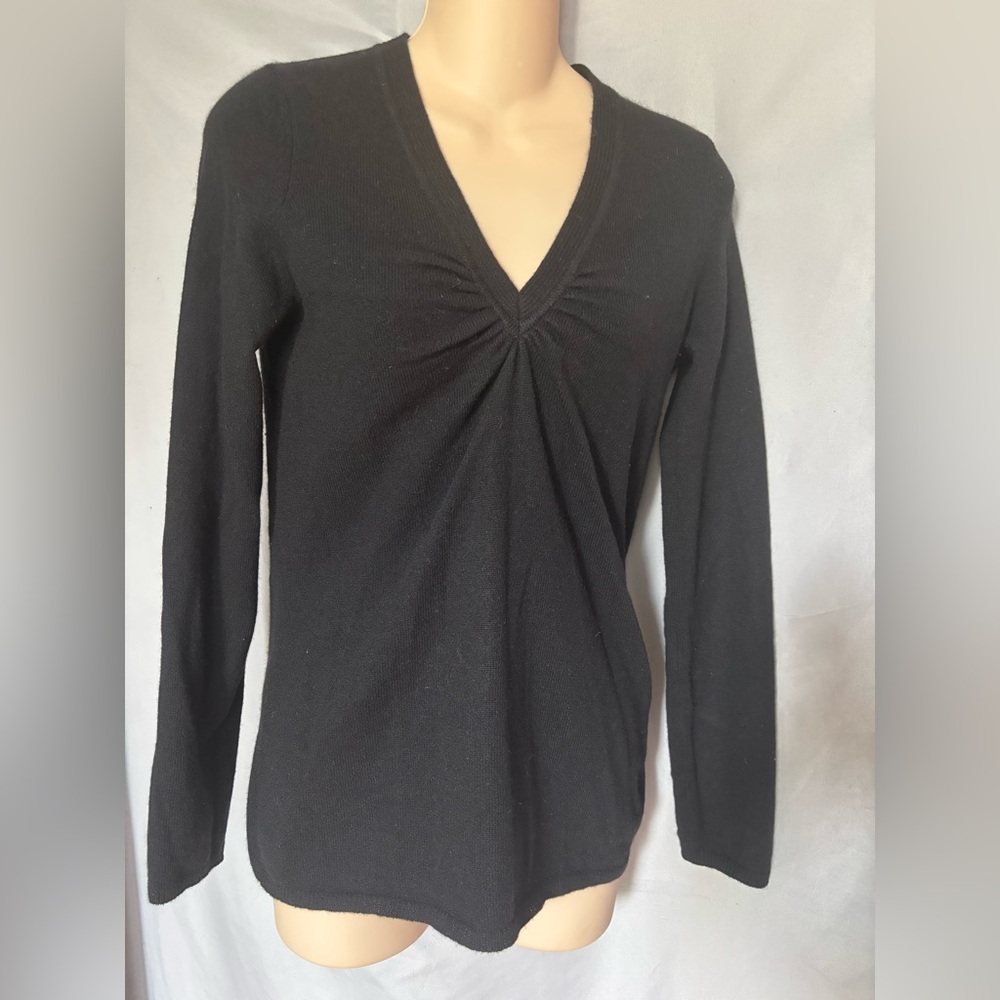 McDuff Elegant Black 100% cashmere  V-Neck Sweater XS